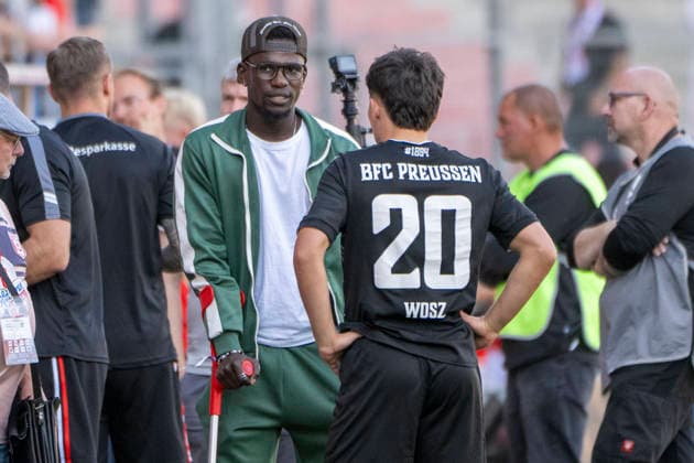 Regionalliga Nordost -Saison 26 27 Hallescher FC vs.BFC Preussen Berlin 1894 e.V. Halle, Deutschland 26.September 2026: Im Bild:v.li.Bocar Baro (Halle) und Joscha Wosz (Berlin) Verletzt, Verletzung, Schmerzen, Halle Saale Leuna Chemie Stadion Sachsen-Anhalt Deutschland
