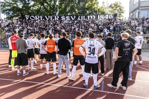 SSV Ulm 1846 Fußball vs. SV Eintracht Trier, Fussball, Regionalliga Südwest, 9. Spieltag, Donaustadion Ulm 26.09.26 Team Mannschaft SSV Ulm 1846 Fußball vor den Fans des SSV Ulm 1846 Fußball im D-Block nach Spielende SSV Ulm 1846 Fußball vs. SV Eintracht Trier, Fussball, Regionalliga Südwest, 9. Spieltag, Donaustadion Ulm 26.09.26 Foto: Lucca Fundel Ulm Donaustadion Baden-Württemberg Deutschland