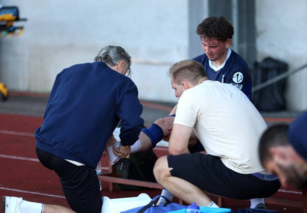Fussball, Herren, Regionalliga Bayern, Saison 2026 2027, SV Wacker Burghausen - TSV 1860 München , flatbuy-Stadion an der Liebigstraße Nick Wurian verbindet den Unterschenke von Lance Fiedler (TSV 1860 München) nach dem Spiel