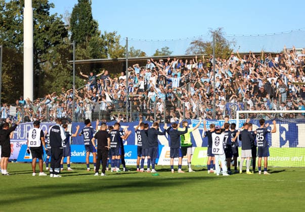 Fussball, Herren, Regionalliga Bayern, Saison 2026 2027, SV Wacker Burghausen - TSV 1860 München , flatbuy-Stadion an der Liebigstraße Die Mannschaft des TSV 1860 München nach dem Spiel vor der Fankurve, Auswärtsfahrer