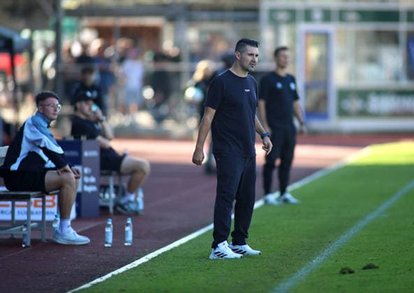 Fussball, Herren, Regionalliga Bayern, Saison 2026 2027, SV Wacker Burghausen - TSV 1860 München , flatbuy-Stadion an der Liebigstraße Alper Kayabunar, Trainer (TSV 1860 München) stehend an der Seitenlinie
