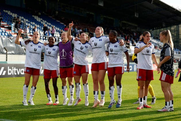 Fußball I Frauen I Saison 2026-2027 I DFB Pokal I SV Meppen - Hamburger SV I 26.09.2026 Das Team vom Hamburger SV jubelt nach dem Sieg in der ersten DFB Pokalrunde mit den Fans und bedankt sich für den Support. Meppen Hänsch-Arena Niedersachsen Deutschland Copyright: xLobeca CedricxSiefkerx