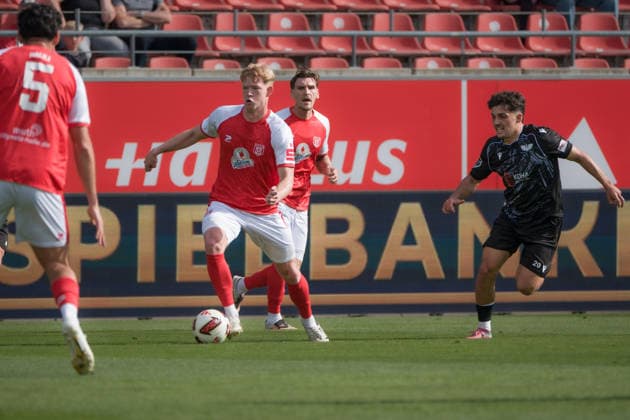 Lennard Becker (HFC, 25), Niclas Stierlin (HFC, 13), Joscha Wosz (Preussen, 20), Hallescher FC vs. BFC Preussen 1894 e.V., Fussball, Regionalliga Nordost, 11. Spieltag, Saison 2026 27, 26.09.2026 Halle Leuna Chemie Stadion ST Deutschland