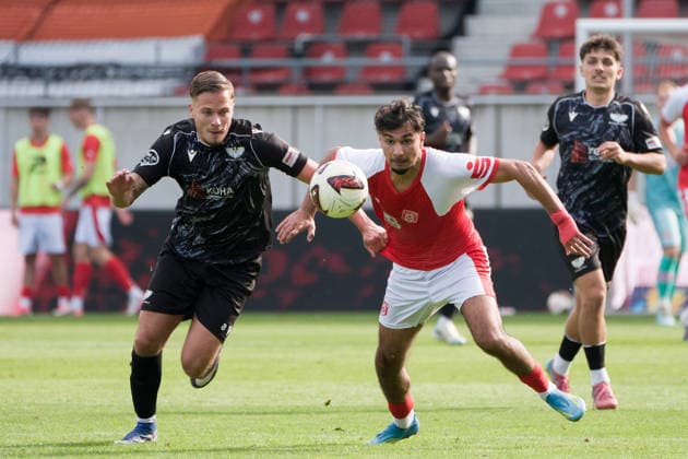 Oliver Maric (Preussen, 8), Osman Atilgan (HFC, 10) im Kampf um den Ball, Hallescher FC vs. BFC Preussen 1894 e.V., Fussball, Regionalliga Nordost, 11. Spieltag, Saison 2026 27, 26.09.2026 Halle Leuna Chemie Stadion ST Deutschland