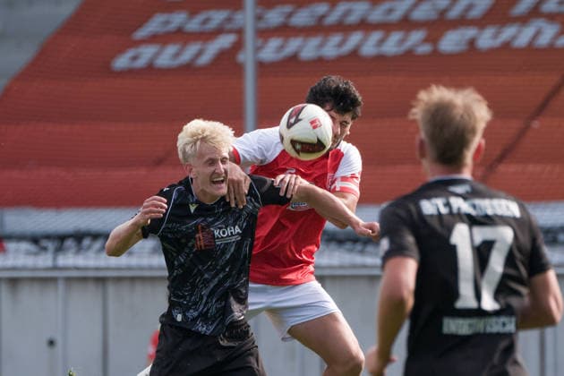 Finn Cramer (Preussen, 19) im Kopfballduell mit Burim Halili (HFC, 5), Hallescher FC vs. BFC Preussen 1894 e.V., Fussball, Regionalliga Nordost, 11. Spieltag, Saison 2026 27, 26.09.2026 Halle Leuna Chemie Stadion ST Deutschland