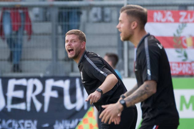 Trainer Robert Schröder (HFC), Torwarttrainer Sven Müller (HFC), Hallescher FC vs. BFC Preussen 1894 e.V., Fussball, Regionalliga Nordost, 11. Spieltag, Saison 2026 27, 26.09.2026 Halle Leuna Chemie Stadion ST Deutschland