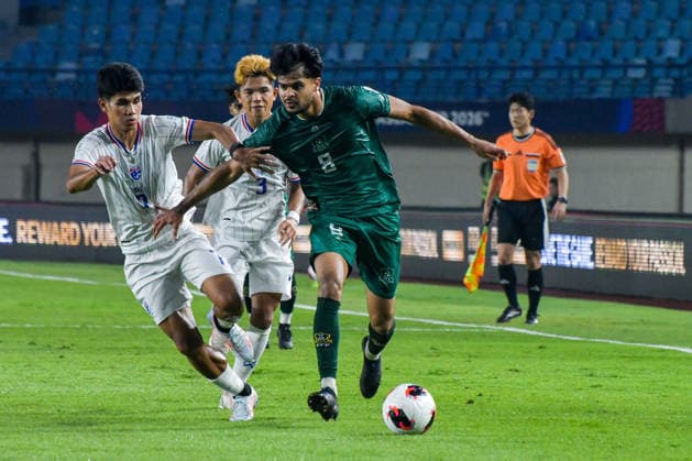 Thailand v Pakistan - FIFA ASEAN CUP 2026 Thai national team, Nationalteam player Kamyok Kakana (left) competes for the ball with Pakistani national team player Shahzad Abdul (right) during the 2026 FIFA ASEAN Cup at Si Jalak Harupat Stadium in Bandung, West Java, Indonesia, on September 26, 2026. The Thai national team defeated the Pakistani national team 4-0. BANDUNG West Java Indonesia  Copyright: xKhairizalxMarisx originalFilename:maris-fifaasea260926_np87C.jpg