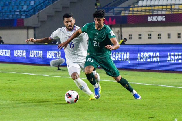 Thailand v Pakistan - FIFA ASEAN CUP 2026 Thai national team, Nationalteam player Kaman Kritsada (left) competes for the ball with Pakistani national team player Zeb Haris (right) during the 2026 FIFA ASEAN Cup at Si Jalak Harupat Stadium in Bandung, West Java, Indonesia, on September 26, 2026. The Thai national team defeated the Pakistani national team 4-0. BANDUNG West Java Indonesia  Copyright: xKhairizalxMarisx originalFilename:maris-fifaasea260926_npgSn