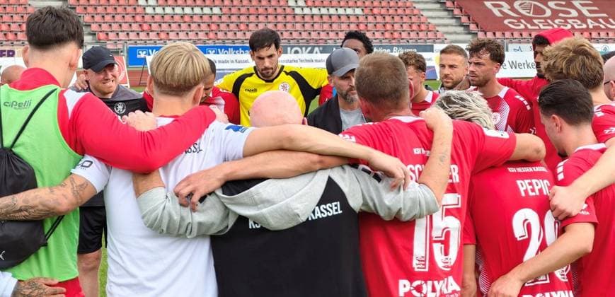 26.09.2026 xkhx Kassel, Auestadion Regionalliga Südwest Saison 2026 2027 KSV Hessen Kassel - FSV Mainz 05 II Trainer Rene Klingbeil (KSV Hessen Kassel) mit der Mannschaft nach dem Spiel