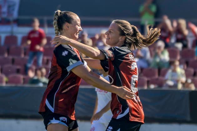 Ingolstadt, Deutschland 26. September 2026: DFB-Pokal Frauen - 2026 2027 - 1. Hauptrunde - FC Ingolstadt 04 gegen 1. FSV Mainz 05 Im Bild: v.li. Torschützin Stefanie Reischmann (FCI) jubelt nach ihrem Tor zum 1:0 mit Jenny Bayer (FCI) DFL DFB regulations prohibit any use of photographs as image sequences and or quasi-video ESV-Stadion Bayern Copyright: xFotostandx xSchäferx