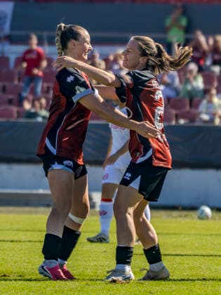 Ingolstadt, Deutschland 26. September 2026: DFB-Pokal Frauen - 2026 2027 - 1. Hauptrunde - FC Ingolstadt 04 gegen 1. FSV Mainz 05 Im Bild: v.li. Torschützin Stefanie Reischmann (FCI) jubelt nach ihrem Tor zum 1:0 mit Jenny Bayer (FCI) DFL DFB regulations prohibit any use of photographs as image sequences and or quasi-video ESV-Stadion Bayern Copyright: xFotostandx xSchäferx
