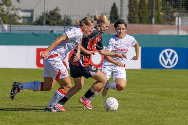 Ingolstadt, Deutschland 26. September 2026: DFB-Pokal Frauen - 2026 2027 - 1. Hauptrunde - FC Ingolstadt 04 gegen 1. FSV Mainz 05 Im Bild: v. li. im Zweikampf Johanna Berg (FSV) und Teresa Fritzberg (FCI) DFL DFB regulations prohibit any use of photographs as image sequences and or quasi-video ESV-Stadion Bayern Copyright: xFotostandx xSchäferx