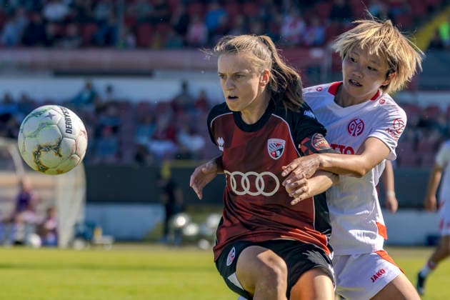 Ingolstadt, Deutschland 26. September 2026: DFB-Pokal Frauen - 2026 2027 - 1. Hauptrunde - FC Ingolstadt 04 gegen 1. FSV Mainz 05 Im Bild: v. li. im Zweikampf Stefanie Reischmann (FCI) und Suguri Hashitani (FSV) DFL DFB regulations prohibit any use of photographs as image sequences and or quasi-video ESV-Stadion Bayern Copyright: xFotostandx xSchäferx