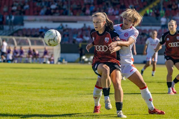 Ingolstadt, Deutschland 26. September 2026: DFB-Pokal Frauen - 2026 2027 - 1. Hauptrunde - FC Ingolstadt 04 gegen 1. FSV Mainz 05 Im Bild: v. li. im Zweikampf Stefanie Reischmann (FCI) und Suguri Hashitani (FSV) DFL DFB regulations prohibit any use of photographs as image sequences and or quasi-video ESV-Stadion Bayern Copyright: xFotostandx xSchäferx