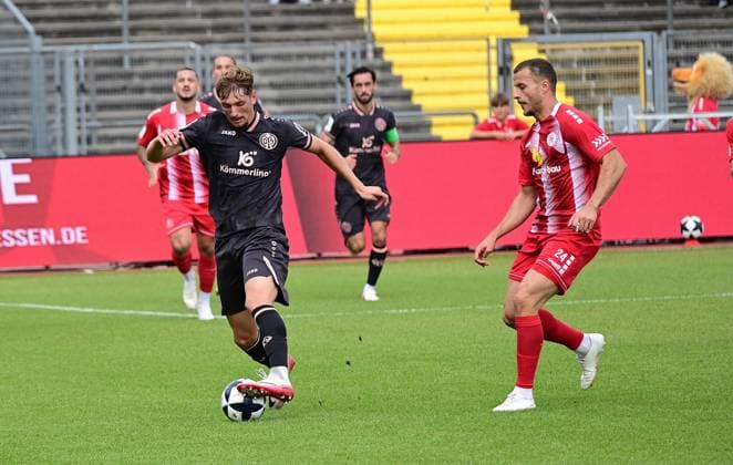 26.09.2026 xkhx Kassel, Auestadion Regionalliga Südwest Saison 2026 2027 KSV Hessen Kassel - FSV Mainz 05 II Smail Kadrijaj FSV Mainz 05 II gegen Cemal Kaymaz (24, Hessen Kassel)