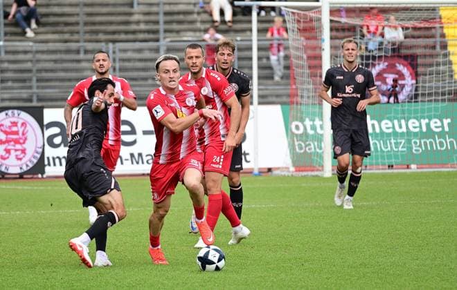 26.09.2026 xkhx Kassel, Auestadion Regionalliga Südwest Saison 2026 2027 KSV Hessen Kassel - FSV Mainz 05 II Freisteller Yunus Malli FSV Mainz 05 II egen Mirnes Pepic (20, Hessen Kassel) und Cemal Kaymaz (24, Hessen Kassel)
