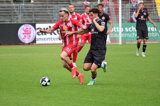 26.09.2026 xkhx Kassel, Auestadion Regionalliga Südwest Saison 2026 2027 KSV Hessen Kassel - FSV Mainz 05 II Mirnes Pepic (20, Hessen Kassel) gegen o Moreno Y Fell FSV Mainz 05 II
