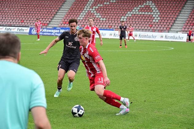 26.09.2026 xkhx Kassel, Auestadion Regionalliga Südwest Saison 2026 2027 KSV Hessen Kassel - FSV Mainz 05 II o Moreno Y Fell FSV Mainz 05 II gegen Joshua Kopf (3, Hessen Kassel)