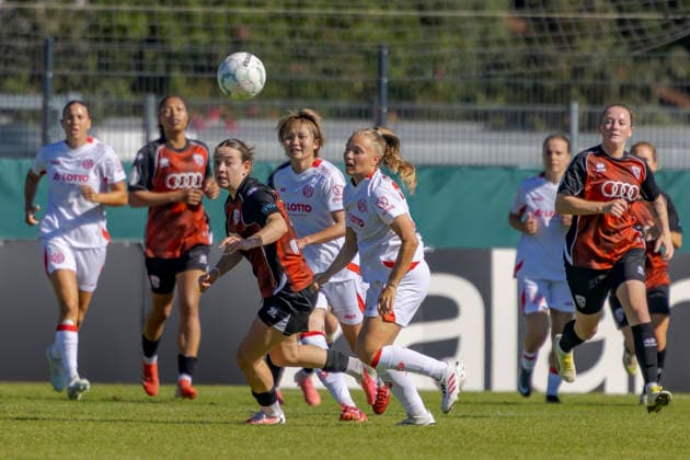 Ingolstadt, Deutschland 26. September 2026: DFB-Pokal Frauen - 2026 2027 - 1. Hauptrunde - FC Ingolstadt 04 gegen 1. FSV Mainz 05 Im Bild: 2. v.li. Lara Martin (FSV) im Kampf um den Ball DFL DFB regulations prohibit any use of photographs as image sequences and or quasi-video ESV-Stadion Bayern Copyright: xFotostandx xSchäferx