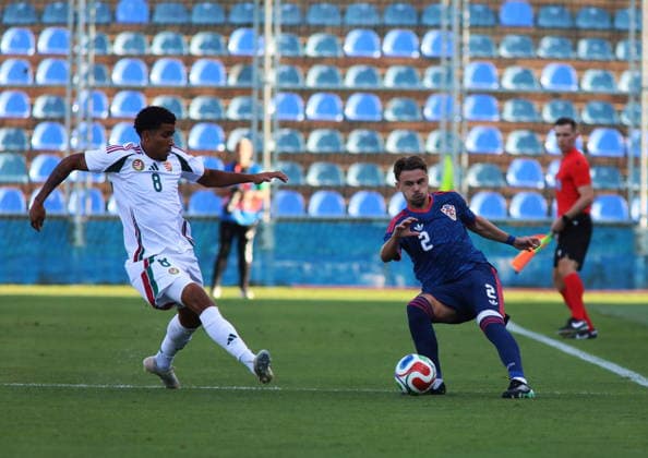 Varazdin, 260926. Varteks Stadium. U-21 European Championship, EM, Europameisterschaft qualifying football match: Croatia vs. Hungary. Pictured: Michael Okeke, Simun Hrgovic. Photo: Zeljko Hajdinjak CROPIX Copyright: xxZeljkoxHajdinjakx hrvatska_madjarska11-260926