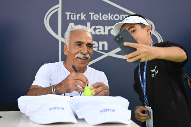 Ankara Open WTA, Tennis Damen 125 Tennis Tournament ANKARA, TURKIYE - SEPTEMBER 26: Former professional tennis player Mansour Bahrami, also known as the King of Trick Shots, poses for photos with fans and signs autographs as he takes part in an exhibition match during the Turk Telekom Ankara Open WTA 125 tennis tournament in Ankara, Turkiye, on September 26, 2026. Harun Ozalp Anadolu Ankara Turkey. Editorial use only. Please get in touch for any other usage.  Copyright: x2026xAnadoluxHarunxOzalpx