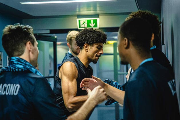 26.09.2026, xhfmx, Basketball easyCredit BBL Bundesliga, Frankfurt Skyliners - Rasta Vechta Skyliners Spieler schwören sich auf das Spiel gegen Vechta ein. Roman Bedime (Skyliners Frankfurt) Frankfurt am Main