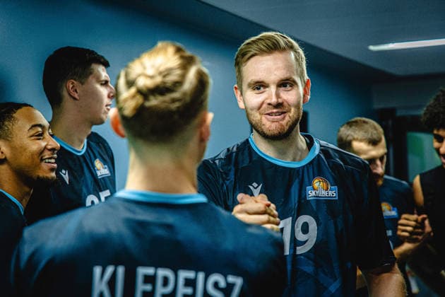 26.09.2026, xhfmx, Basketball easyCredit BBL Bundesliga, Frankfurt Skyliners - Rasta Vechta v.l. Skyliners Spieler schwören sich auf das Spiel gegen Vechta ein. Thomas Klepeisz (Skyliners Frankfurt), Till Pape (Skyliners Frankfurt) Frankfurt am Main