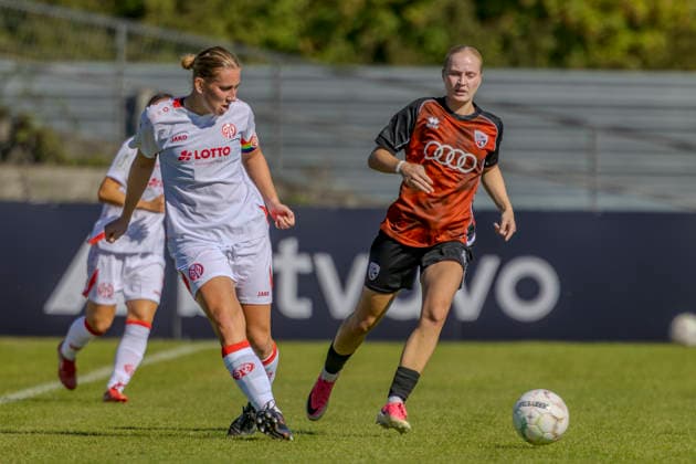 Ingolstadt, Deutschland 26. September 2026: DFB-Pokal Frauen - 2026 2027 - 1. Hauptrunde - FC Ingolstadt 04 gegen 1. FSV Mainz 05 Im Bild: v. li. im Zweikampf Johanna Berg (FSV) und Teresa Fritzberg (FCI) DFL DFB regulations prohibit any use of photographs as image sequences and or quasi-video ESV-Stadion Bayern Copyright: xFotostandx xSchäferx