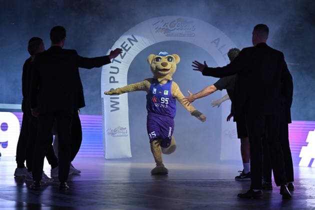 BG Göttingen - RheinStars Köln 26.09.2026, Göttingen: Basketball, Männer: 2. Bundesliga, ProA, BG Göttingen - RheinStars Köln, Sparkassen-Arena. Maskottchen läuft beim Einlauf durch einen Torbogen auf das Spielfeld. Göttingen Niedersachsen Deutschland