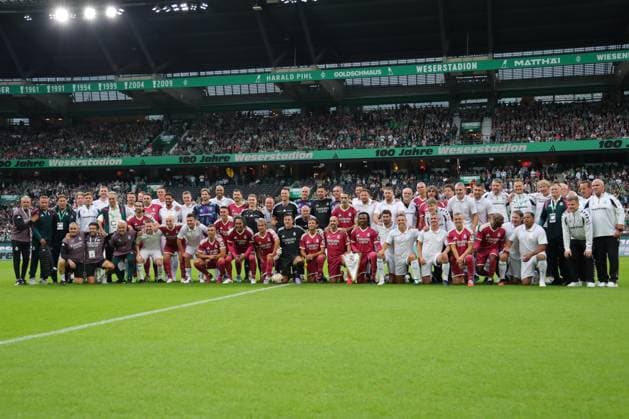 26.09.26, Fussball, FBL Männer, Freundschaftsspiel, 100. Jahre Weserstadion, Duell Werder Legenden 2026, Werder Legenden vs.Real Madrid Leyendas Feature Impressionen Gruppenbild Werder Legenden und Real Madrid Leyendas Foto nordphoto GmbH Tauchnitz Bremen Weserstadion Bremen Germany Copyright: xnordphotoxGmbHx xTauchnitzx