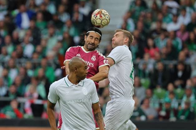 26.09.26, Fussball, FBL Männer, Freundschaftsspiel, 100. Jahre Weserstadion, Duell Werder Legenden 2026, Werder Legenden vs.Real Madrid Leyendas Zweikampf Kopfball Kopfballduell zwischen RubÃ n de la Red GutiÃ rrez (Real Madrid Leyendas) und Per Mertesacker (Werder Legenden) vorne Naldo (Werder Legenden) Foto nordphoto GmbH Tauchnitz Bremen Weserstadion Bremen Germany Copyright: xnordphotoxGmbHx xTauchnitzx