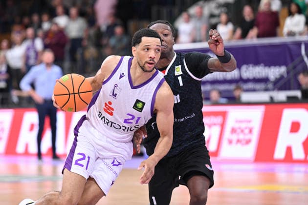 BG Göttingen - RheinStars Köln 26.09.2026, Göttingen: Basketball, Männer: 2. Bundesliga, ProA, BG Göttingen - RheinStars Köln, Sparkassen-Arena. Zach Jackson (l, BG Göttingen) dribbelt unter Bedrängnis von Antonio Deshon Williams (r, RheinStars Köln). Göttingen Niedersachsen Deutschland