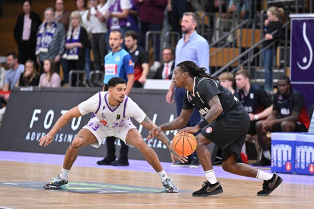 BG Göttingen - RheinStars Köln 26.09.2026, Göttingen: Basketball, Männer: 2. Bundesliga, ProA, BG Göttingen - RheinStars Köln, Sparkassen-Arena. Antonio Deshon Williams (r, RheinStars Köln) dribbelt gegen Tai Bibbs (l, BG Göttingen). Göttingen Niedersachsen Deutschland