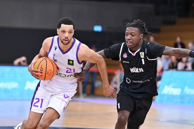 BG Göttingen - RheinStars Köln 26.09.2026, Göttingen: Basketball, Männer: 2. Bundesliga, ProA, BG Göttingen - RheinStars Köln, Sparkassen-Arena. Zach Jackson (l, BG Göttingen) dribbelt unter Bedrängnis von Antonio Deshon Williams (r, RheinStars Köln). Göttingen Niedersachsen Deutschland