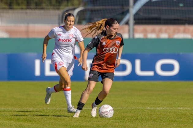 Ingolstadt, Deutschland 26. September 2026: DFB-Pokal Frauen - 2026 2027 - 1. Hauptrunde - FC Ingolstadt 04 gegen 1. FSV Mainz 05 Im Bild: v. li. im Zweikampf Marina Georgieva (FSV) und Emilie Fähnrich Faehnrich (FCI) DFL DFB regulations prohibit any use of photographs as image sequences and or quasi-video ESV-Stadion Bayern Copyright: xFotostandx xSchäferx