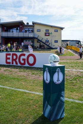 25.09.2026, Fußball, 1. HauptrunDFB-Pokal Frauen 2026 2027, SG 99 Andernach - SC Freiburg DFB-Pokal-Ballstele mit dem Spielball vor dem Spiel. Im Hintergrund stehen schon die Einlaufkinder parat.