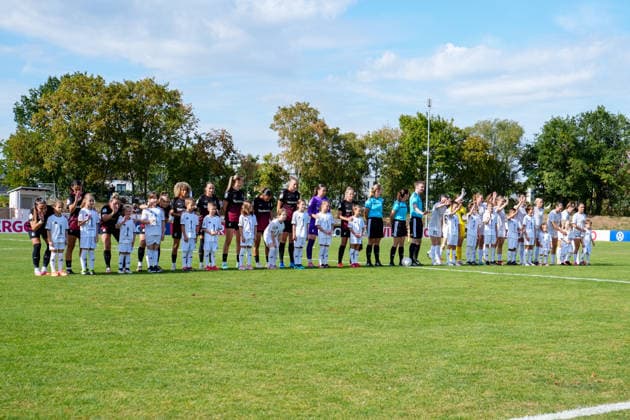 25.09.2026, Fußball, 1. HauptrunDFB-Pokal Frauen 2026 2027, SG 99 Andernach - SC Freiburg Der SC Freiburg, das Schiedsrichtergespannt sowie die SG 99 Andernach winken den Fans zu.