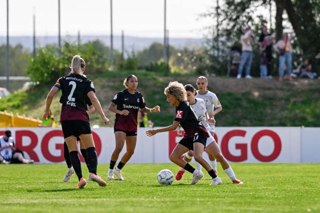 25.09.2026, Fußball, 1. HauptrunDFB-Pokal Frauen 2026 2027, SG 99 Andernach - SC Freiburg Amira Arfaoui (17 SC Freiburg) im Versuch den Ball an Narjiss Ahamad (SG 99 Andernach) vorbeizulegen.