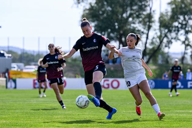 25.09.2026, Fußball, 1. HauptrunDFB-Pokal Frauen 2026 2027, SG 99 Andernach - SC Freiburg Julia Stierli (5 SC Freiburg) behauptet den Ball vor Rinesa Alija (20 SG 99 Andernach).