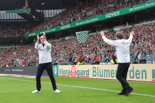26.09.26, Fussball, FBL Männer, Freundschaftsspiel, 100. Jahre Weserstadion, Duell Werder Legenden 2026, Werder Legenden vs.Real Madrid Leyendas Feature Impressionen Trainer Thomas Schaaf (Werder Legenden) und Trainer Otto Rehhagel (Werder Legenden) Foto nordphoto GmbH Tauchnitz Bremen Weserstadion Bremen Germany Copyright: xnordphotoxGmbHx xTauchnitzx