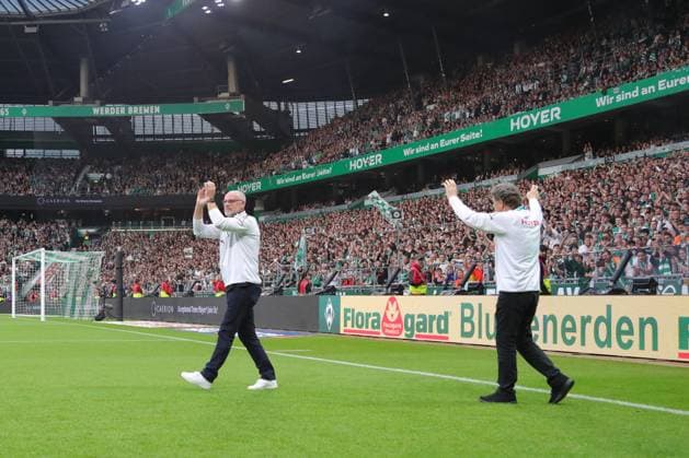 26.09.26, Fussball, FBL Männer, Freundschaftsspiel, 100. Jahre Weserstadion, Duell Werder Legenden 2026, Werder Legenden vs.Real Madrid Leyendas Feature Impressionen Trainer Thomas Schaaf (Werder Legenden) und Trainer Otto Rehhagel (Werder Legenden) Foto nordphoto GmbH Tauchnitz Bremen Weserstadion Bremen Germany Copyright: xnordphotoxGmbHx xTauchnitzx