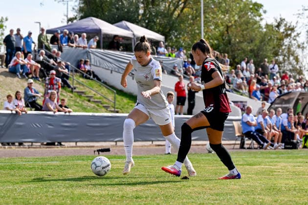 25.09.2026, Fußball, 1. HauptrunDFB-Pokal Frauen 2026 2027, SG 99 Andernach - SC Freiburg Carolin Schraa (SG 99 Andernach) legt den Ball auf dem Flügel an Selina Vobian (10 SC Freiburg) vorbei.