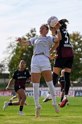 25.09.2026, Fußball, 1. HauptrunDFB-Pokal Frauen 2026 2027, SG 99 Andernach - SC Freiburg Carolin Schraa (7 SG 99 Andernach) und Emma Memminger (32 SC Freiburg) im Kopfballduell.
