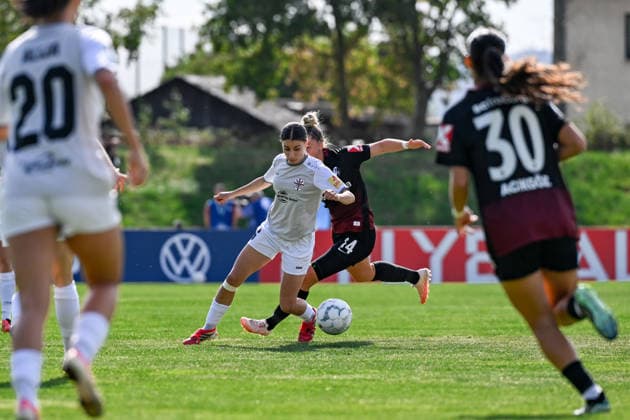 25.09.2026, Fußball, 1. HauptrunDFB-Pokal Frauen 2026 2027, SG 99 Andernach - SC Freiburg Narjiss Ahamad (6 SG 99 Andernach) behauptet den Ball vor Carina Brunold (14 SC Freiburg).