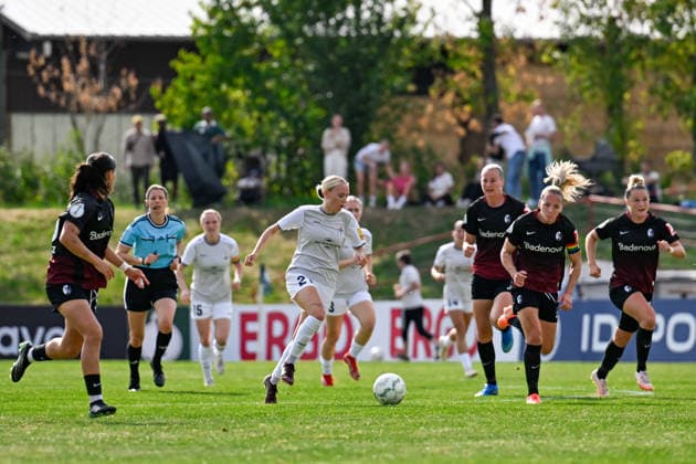 25.09.2026, Fußball, 1. HauptrunDFB-Pokal Frauen 2026 2027, SG 99 Andernach - SC Freiburg Isabel Pfeiffer (21 SG 99 Andernach) läuft mit dem Ball durch die Mitte. Freiburgs Abwehrspielerinnen, u. a. Lisa Karl mit der Kapitänsbinde, sprinten hinter her.