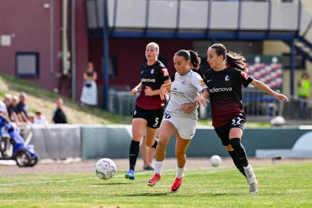 25.09.2026, Fußball, 1. HauptrunDFB-Pokal Frauen 2026 2027, SG 99 Andernach - SC Freiburg Rinesa Alija (20 SG 99 Andernach) im Duell mit Emma Memminger (32 SC Freiburg).