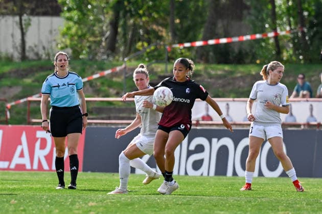 25.09.2026, Fußball, 1. HauptrunDFB-Pokal Frauen 2026 2027, SG 99 Andernach - SC Freiburg Nicole Ojukwu (6 SC Freiburg) behauptet den Ball vor Carolin Schraa (SG 99 Andernach). Schiedsrichterin Annika Kost schaut sich die Szene genau an.
