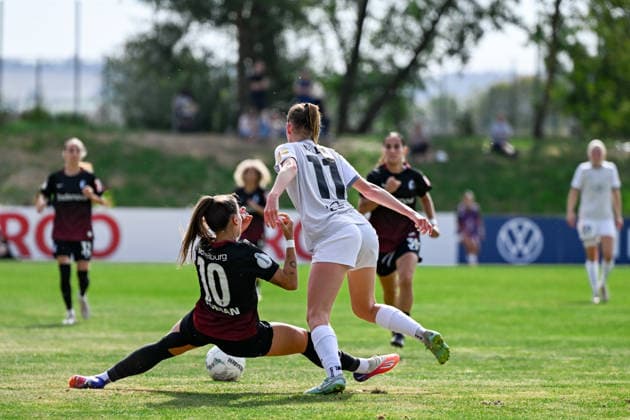 25.09.2026, Fußball, 1. HauptrunDFB-Pokal Frauen 2026 2027, SG 99 Andernach - SC Freiburg Selina Vobian (10 SC Freiburg) gibt alles, damit Ina Keller (11 SG 99 Andernach) den Ball nicht erobern kann.