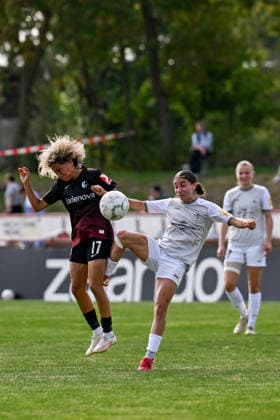 25.09.2026, Fußball, 1. HauptrunDFB-Pokal Frauen 2026 2027, SG 99 Andernach - SC Freiburg Amira Arfaoui (17 SC Freiburg) und Narjiss Ahamad (6 SG 99 Andernach) im Duell um den Ball.