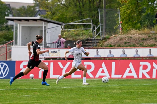 25.09.2026, Fußball, 1. HauptrunDFB-Pokal Frauen 2026 2027, SG 99 Andernach - SC Freiburg Mia Trombin (14 SG 99 Andernach) läuft mit dem Ball auf dem Flügel in Richtung des Strafraums.